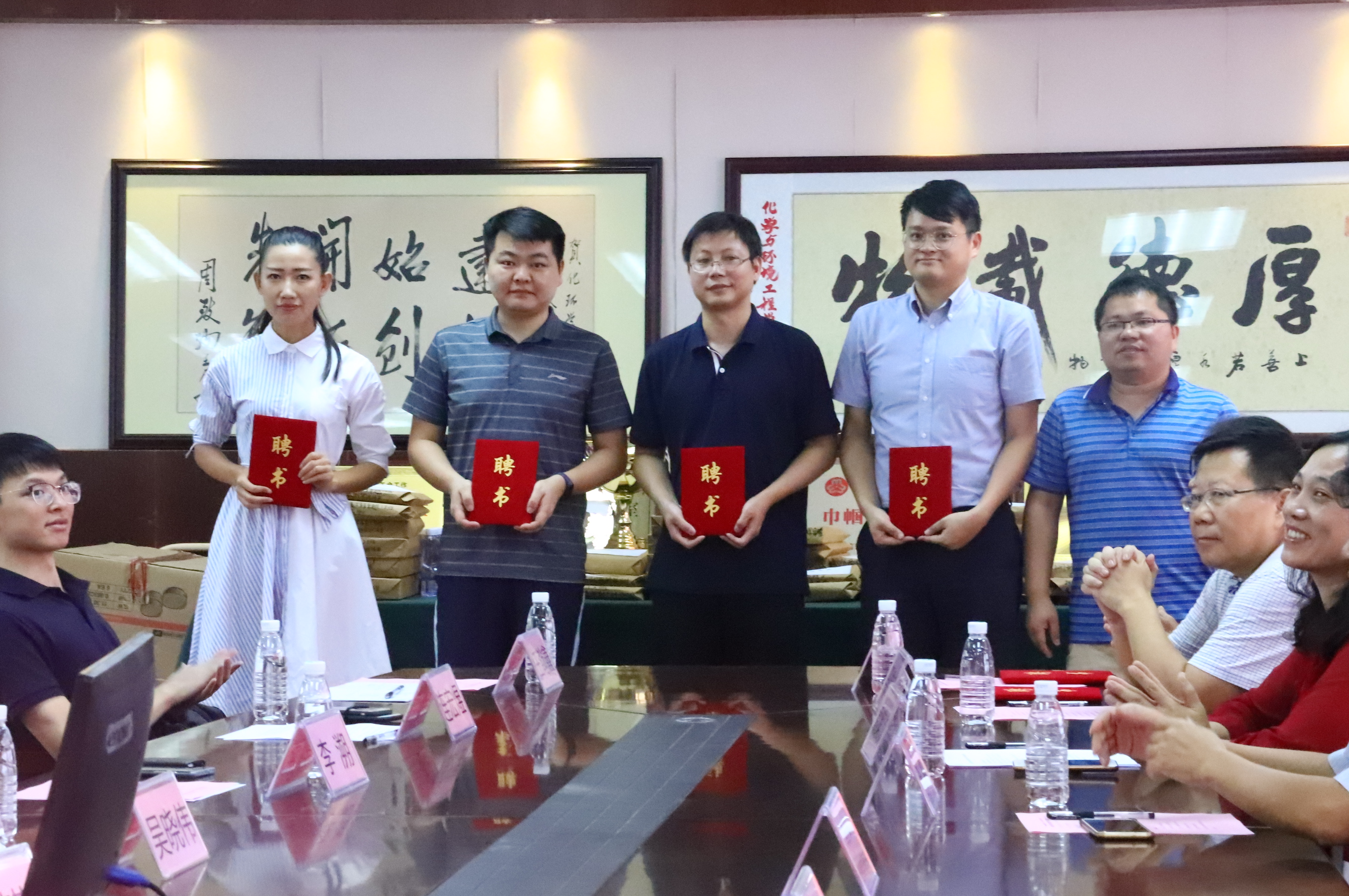 D:\环建学工2019.6\【宣传工作】\【新闻稿】\1 学院动态\​英国上市公司365与鹏万里—研途考研东莞分校签署战略合作协议并举行考研导师聘任仪式\4 导师聘任2.jpg