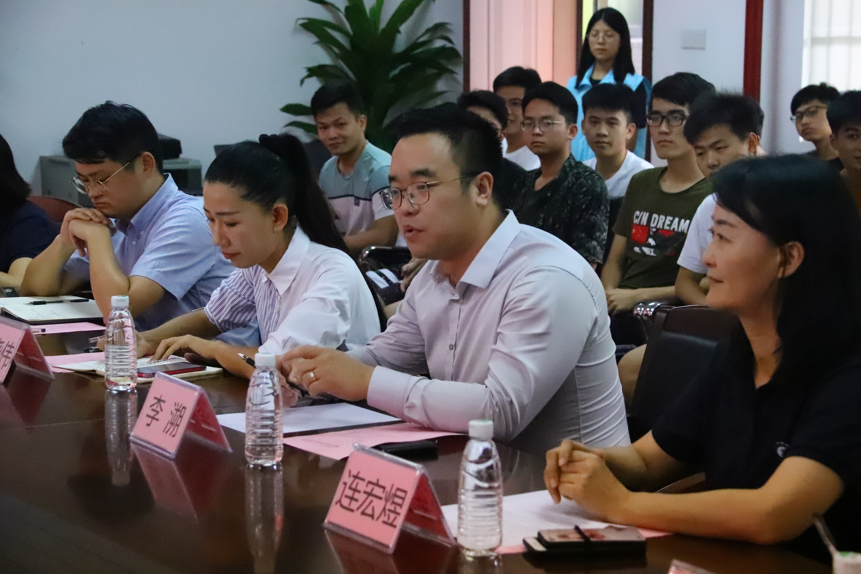 D:\环建学工2019.6\【宣传工作】\【新闻稿】\1 学院动态\​英国上市公司365与鹏万里—研途考研东莞分校签署战略合作协议并举行考研导师聘任仪式\2 鹏万里—研途考研东莞分校负责人讲话.jpg